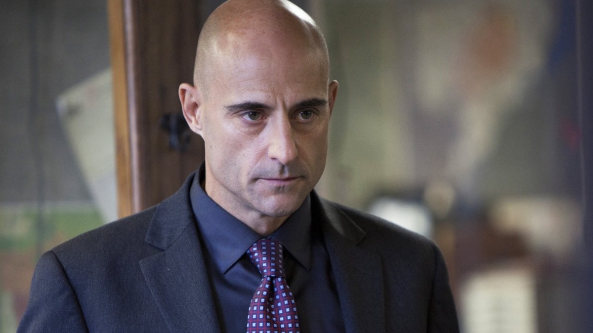 The Penguin: primo sguardo al Carmine Falcone di Mark Strong