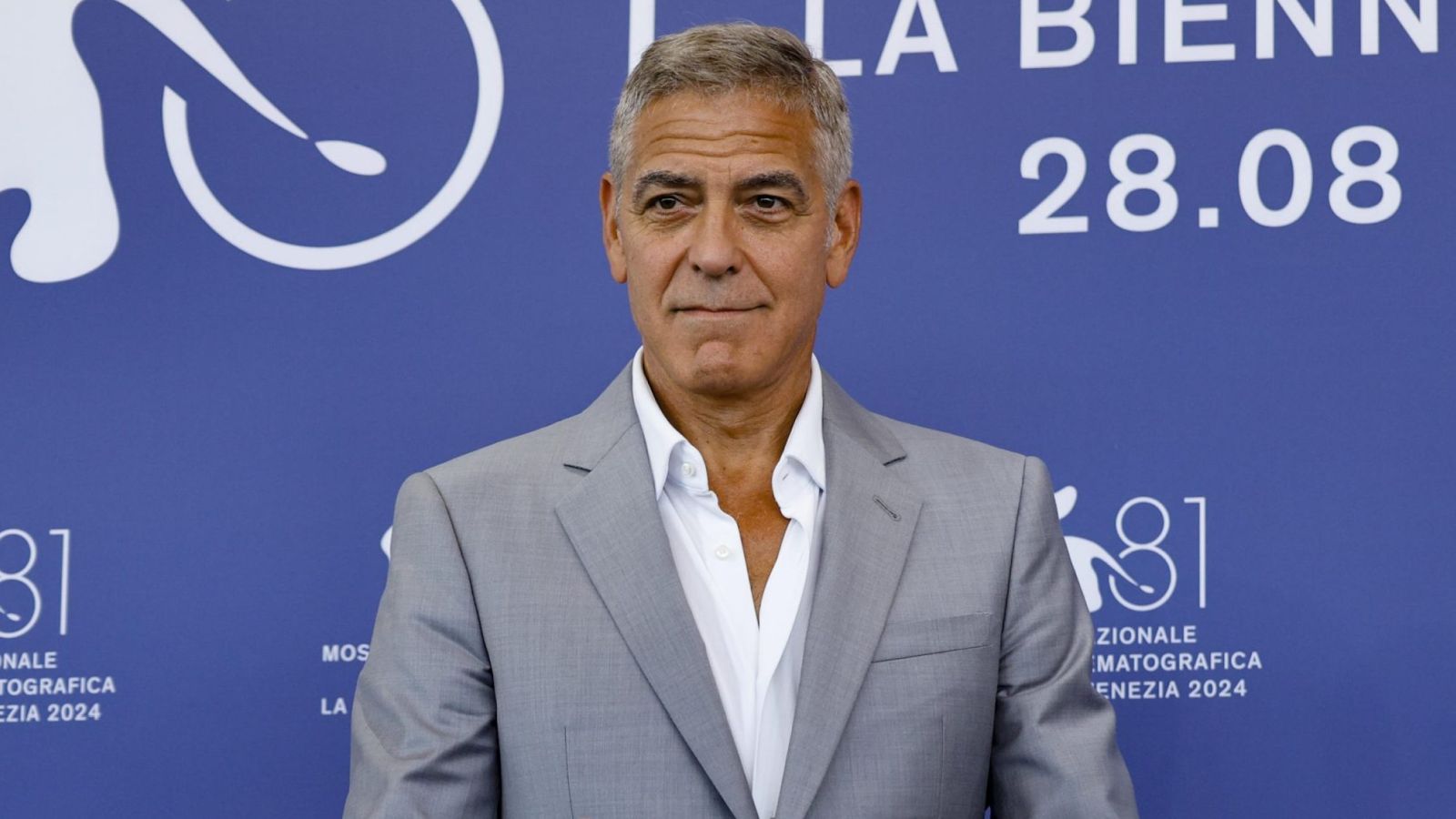 La buffa espressione di George Clooney a Venezia 2024