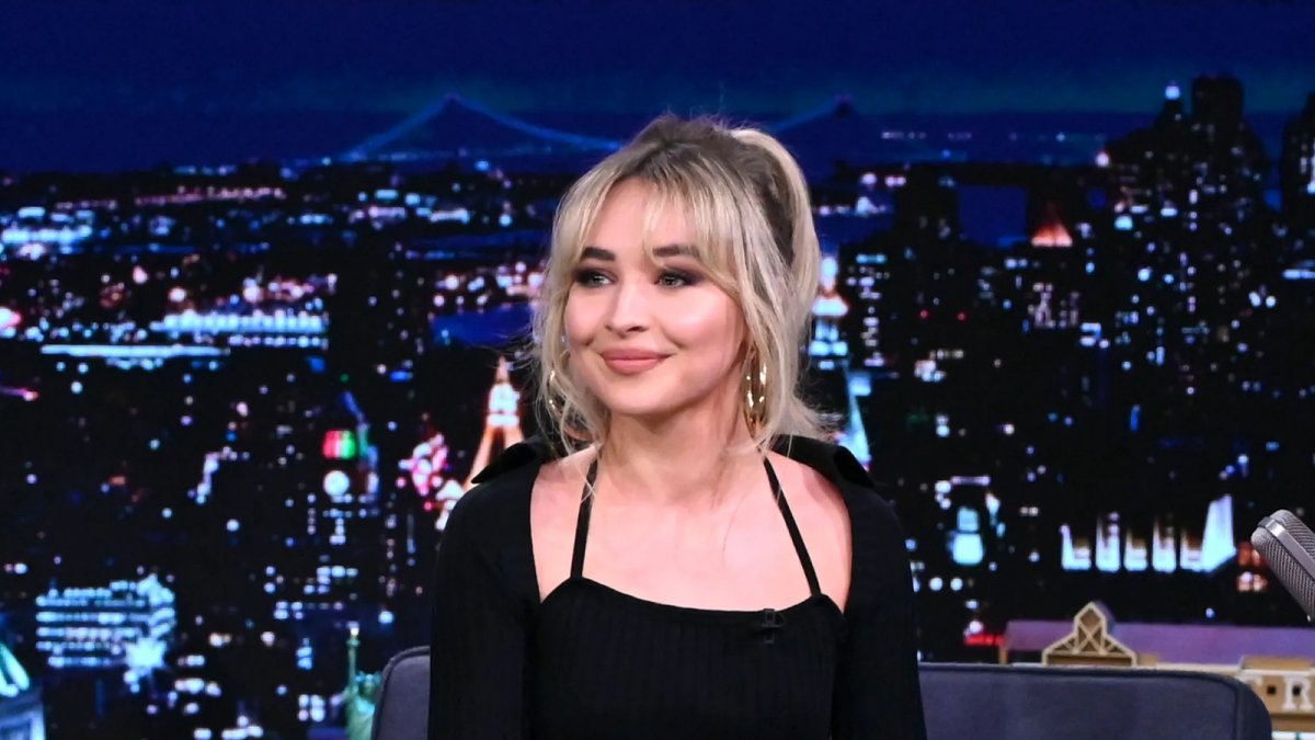 Sabrina Carpenter star di uno speciale natalizio su Netflix, ecco il teaser