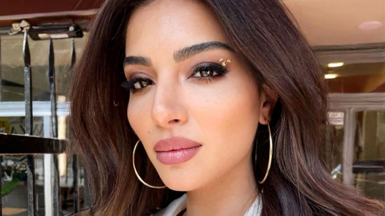 Una foto di Asu Alacahan interpretata da Melissa Aslı Pamuk