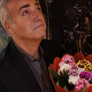 Ari-Cassamortari: Massimo Ghini con un mazzo di fiori