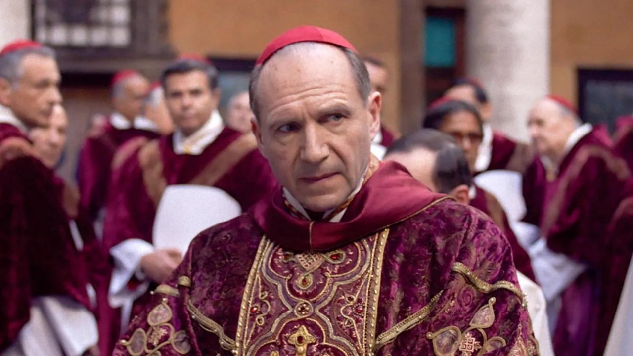 Ralph Fiennes in una scena di Conclave di Edward Berger