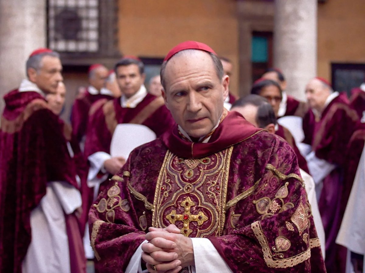 papa leone xiv ha guardato conclave prima di essere eletto la reazione di ralph fiennes