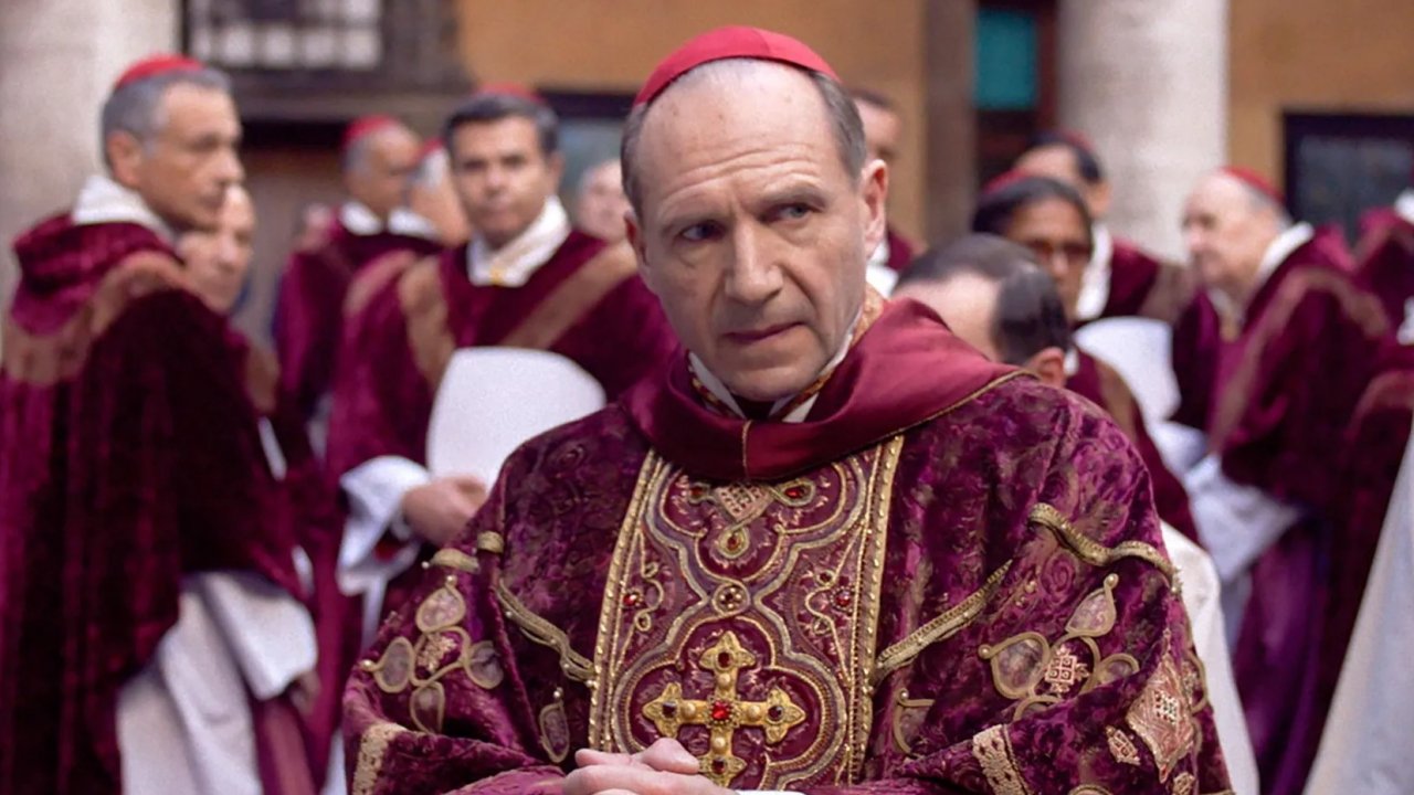 Ralph Fiennes in una scena di Conclave di Edward Berger