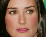 Demi Moore: 'I miei genitori erano folli, mi permettevano di guidare l'auto a 13 anni senza patente'