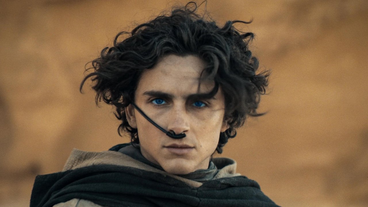 Timothée Chalamet con la folta chioma di Paul Atreides in Dune - Parte Due