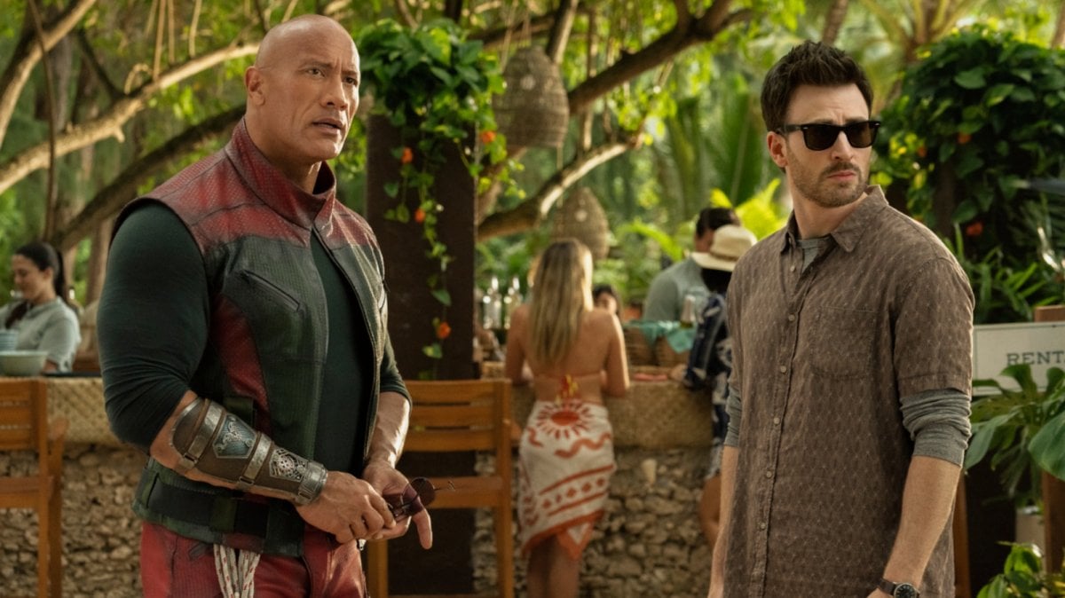 Uno Rosso: Dwayne Johnson e Chris Evans uniscono le forze per salvare il Natale (e il film?) nel nuovo trailer