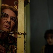 Apartment 7A: Dianne Wiest e Julia Garner in una foto