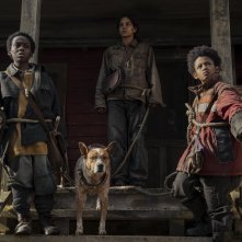 Never Let Go - A un passo dal male: la famiglia si appresta a lasciare la casa, legati con le corde