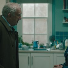 Slow Horses 4. Saskia Reeves e Jonathan Pryce in una scena della serie.