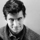 Psycho, streamer rovina la scena finale con una preview di Big Bang Theory, la rabbia dei fan: 'Un abominio'