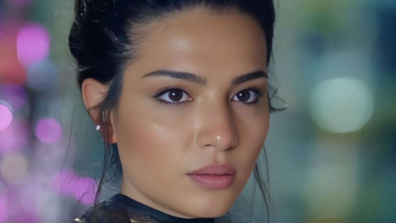 Una foto di Asu Alacahan interpretata da Melissa Aslı Pamuk