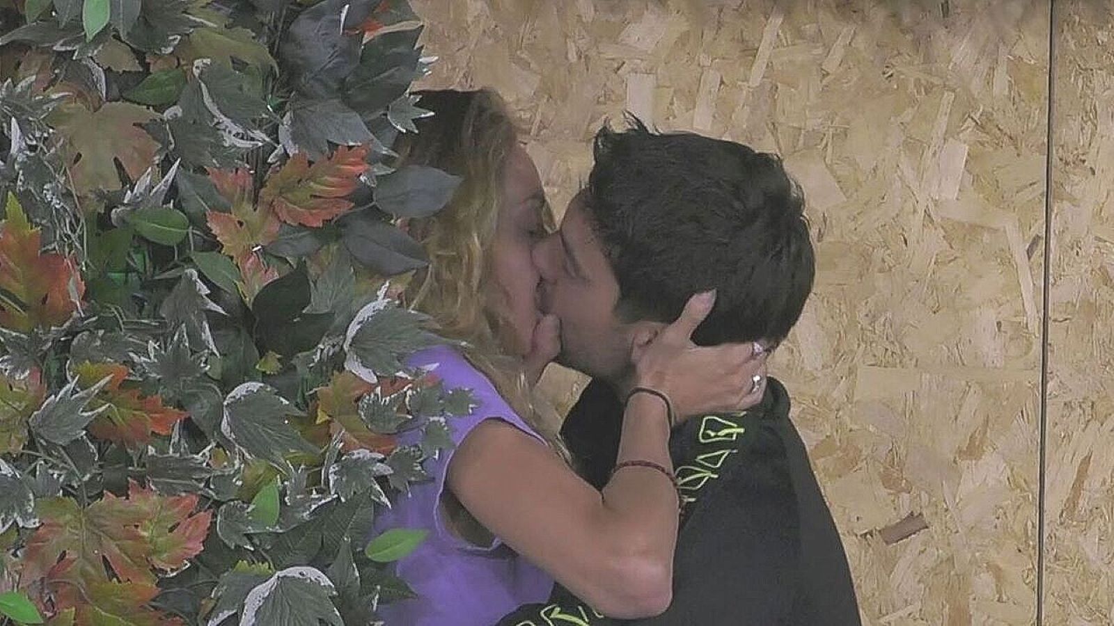 Il bacio tra Helena e Lorenzo nel giardino del Grande Fratello