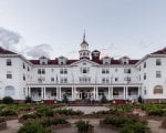 Shining: l'Overlook Hotel diventa il regno dell'orrore per i fan della Blumhouse, ma solo per 10 giorni