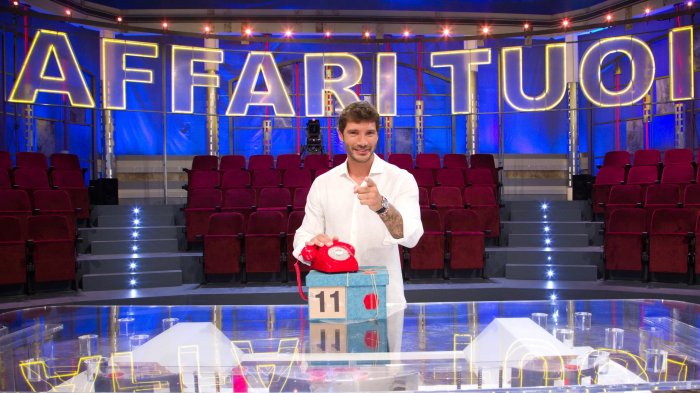 Speciale Affari Tuoi, De Martino in prima serata: il cast di Stasera Tutto è Possibile nel promo