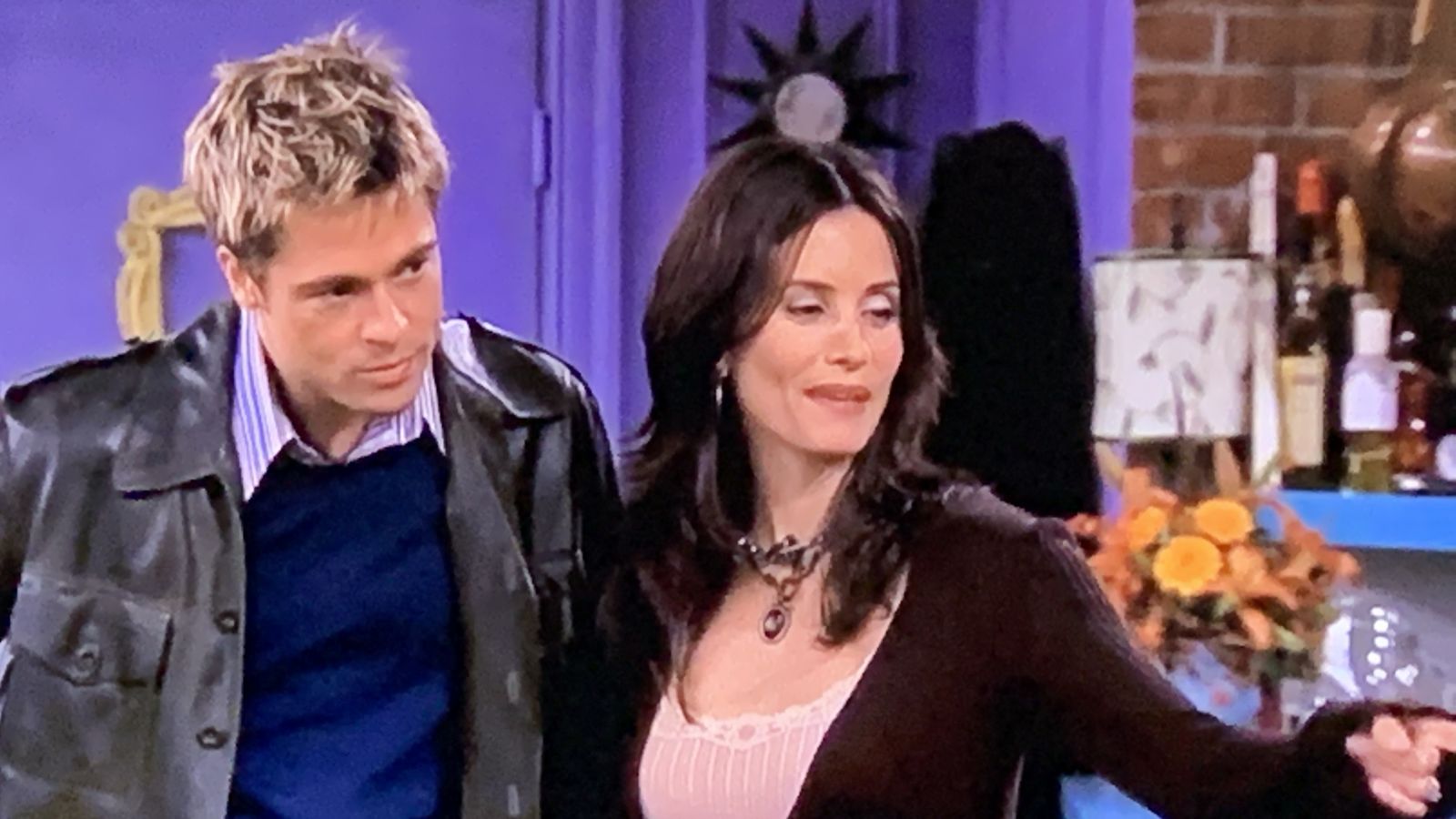 Brad Pitt e Courteney Cox in Friends