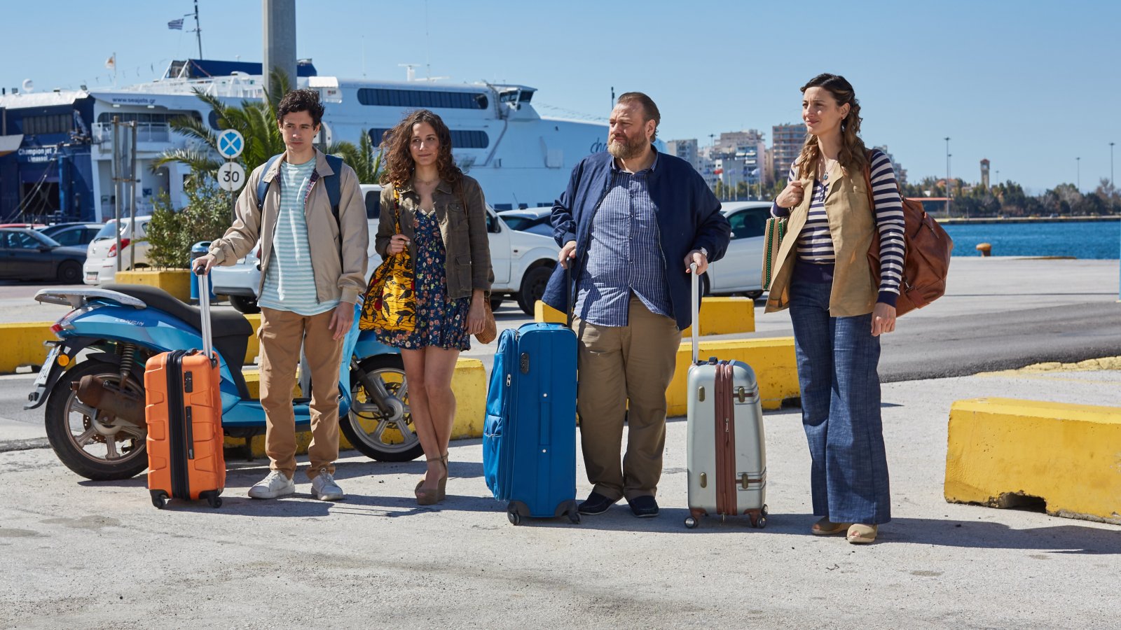 Il cast della fiction Rai al porto di Atene.