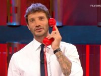 Affari Tuoi, Stefano De Martino rifiuta di ballare nonostante la richiesta della concorrente: 'Fuori servizio'