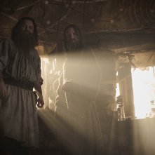 Gli Anelli del Potere 2: Rory Kinner e Daniel Weyman in una foto degli episodi della serie