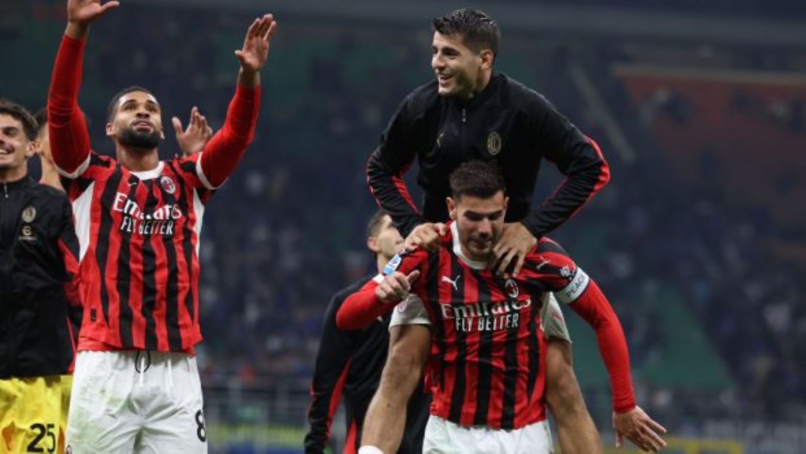 I giocatori del Milan festeggiano dopo un goal