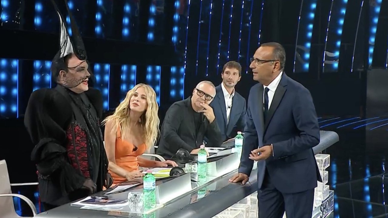 Tale e Quale Show va sempre in onda il venerdì sera in prima serata su Rai 1