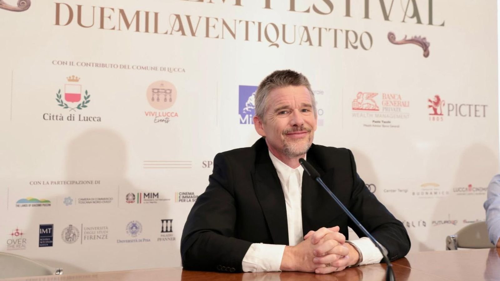 Ethan Hawke sorridente a Lucca