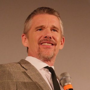 Un primo piano di Ethan Hawke sorridente durante la presentazione di Wildcat a Lucca