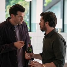 Nobody Wants This. Timothy Simons e Adam Brody insieme in una scena.