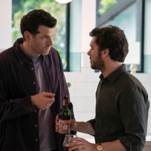 Nobody Wants This. Timothy Simons e Adam Brody insieme in una scena.