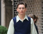 Timothée Chalamet ha un perfetto look anni '50 nelle foto dal set di Marty Supreme