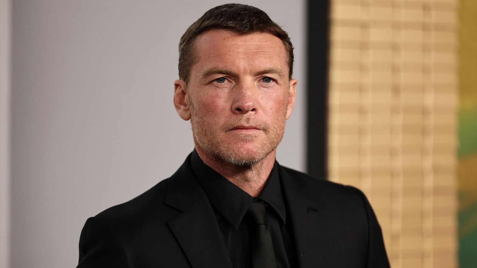 Un primo piano di Sam Worthington