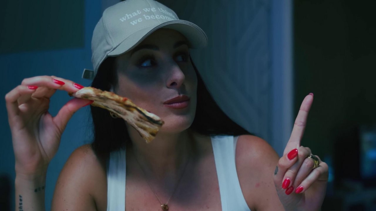 Valentina Vignali si gusta una fetta di pizza