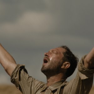 Hold Your Breath: Ebon Moss-Bachrach durante un momento del film