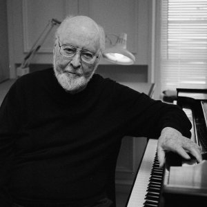 Music by John Williams: un immagine del compositore nel suo studio