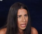 Anna scopre il tradimento di Alfred in diretta, mentre Titty getta l’anello nel falò di Temptation Island