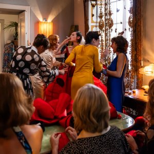 Diamanti: le donne riunite in un momento gioioso