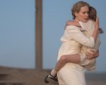 Hold Your Breath, recensione: Sarah Paulson esorcizza la pandemia in un horror che non convince