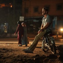 Lonely Planet: Laura Dern, Liam Hemsworth in una scena tratta dal film