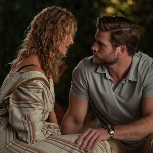 Lonely Planet: Laura Dern, Liam Hemsworth in una scena