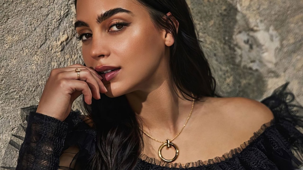 Un primo piano di Melissa Barrera