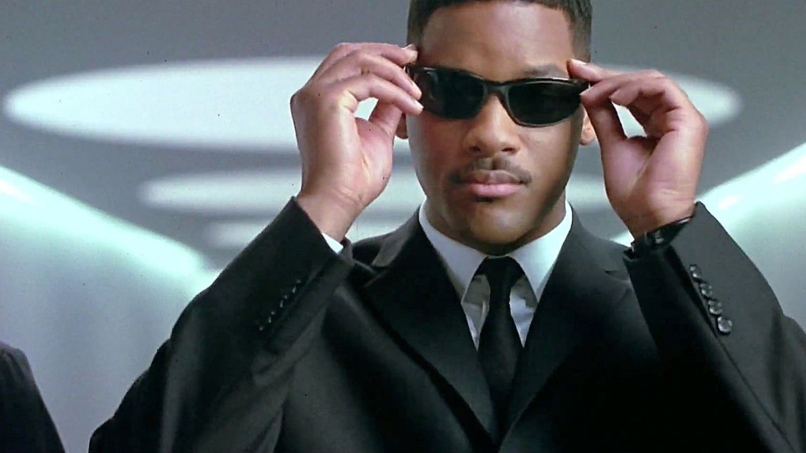 Will Smith inforca gli occhiali da sole