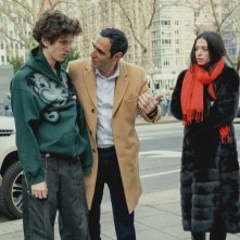 Anora: gli interpreti del film in una scena