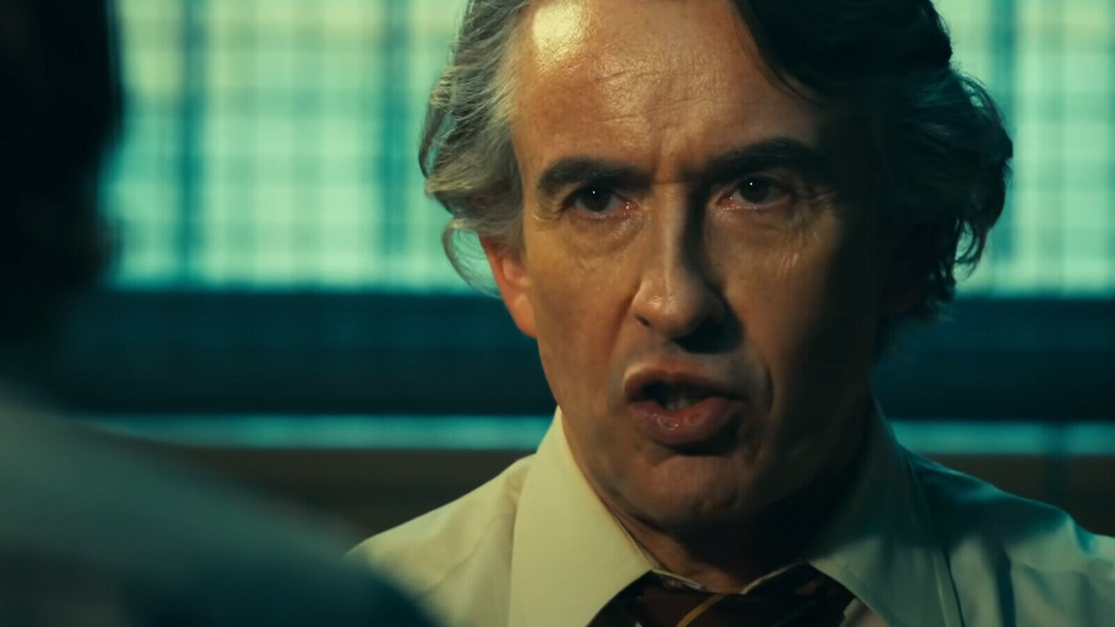 Primo piano di Steve Coogan in Joker 2