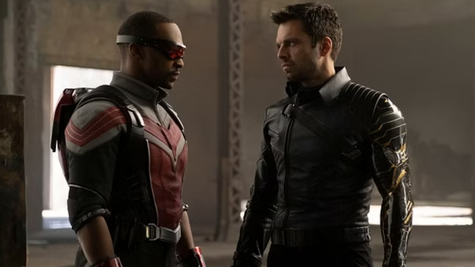 Anthony Mackie e Sebastian Stan in costume da supereroi