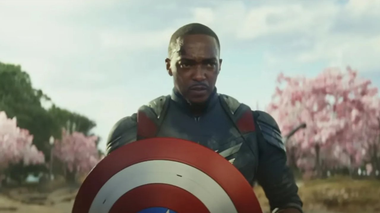 Anthony Mackie con in mano lo scudo di Captain America