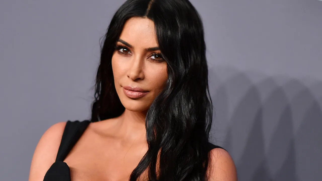 Primo piano di Kim Kardashian ad un evento