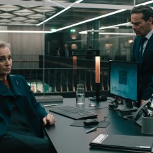 Slow Horses. Kristin Scott Thomas e James Callis in una scena della quarta stagione.
