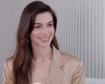 Anne Hathaway chiede scusa a una giornalista per un'intervista disastrosa