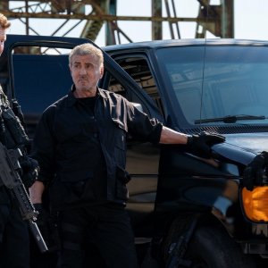 Armor: Sylvester Stallone e i colleghi rapinatori in una scena