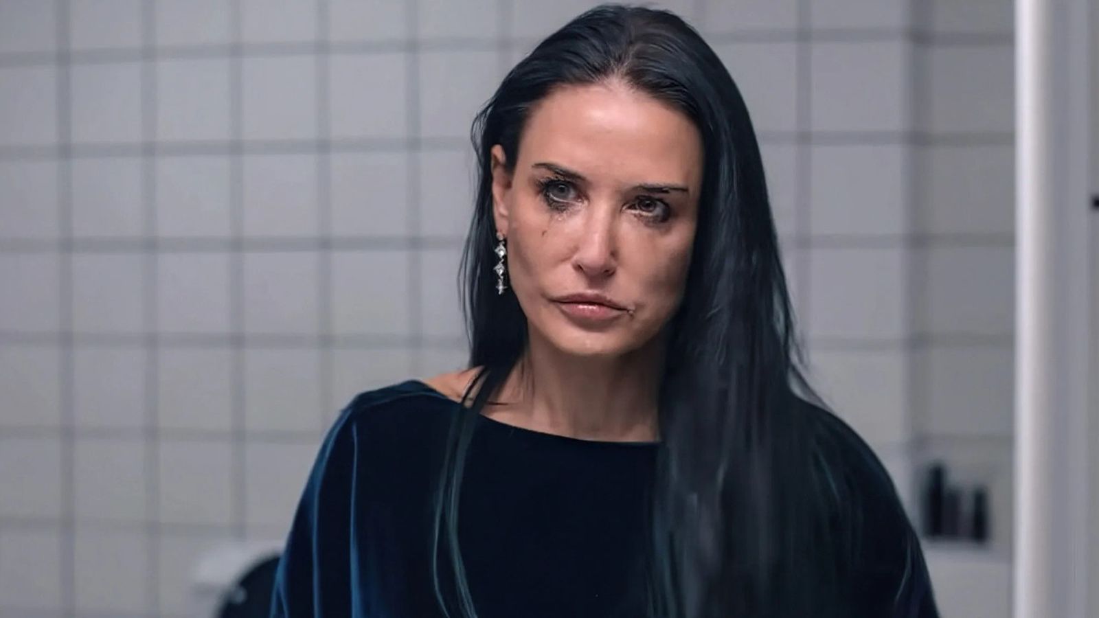 Demi Moore col volto rigato di lacrime in The Substance